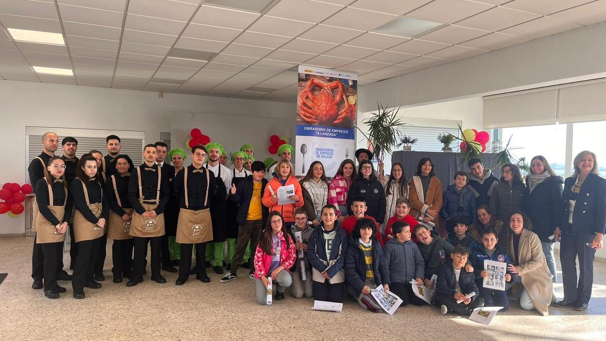 La visita de alumnos y profesores el colegio Conmeniño al taller de hostelería de A Lanzada.