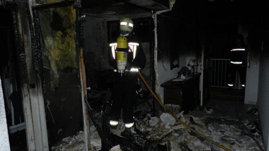 Desalojadas 40 personas por el incendio de un apartamento en Santa Ponça