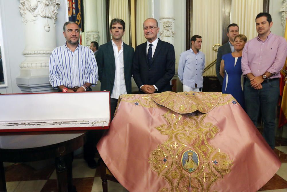 El diestro de Galapagar vio reconocida su faena del 23 de agosto de hace dos años en la feria taurina de La Malagueta en un acto en el Ayuntamiento de Málaga