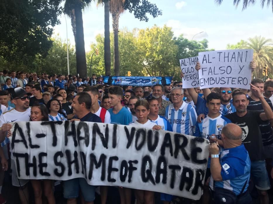 La protesta, convocada para los instantes previos al Málaga - Almería, ha sido más multitudinaria que otras anteriores y ha tenido un cántico más recurrente que otros: ¡Al Thani, vete ya!