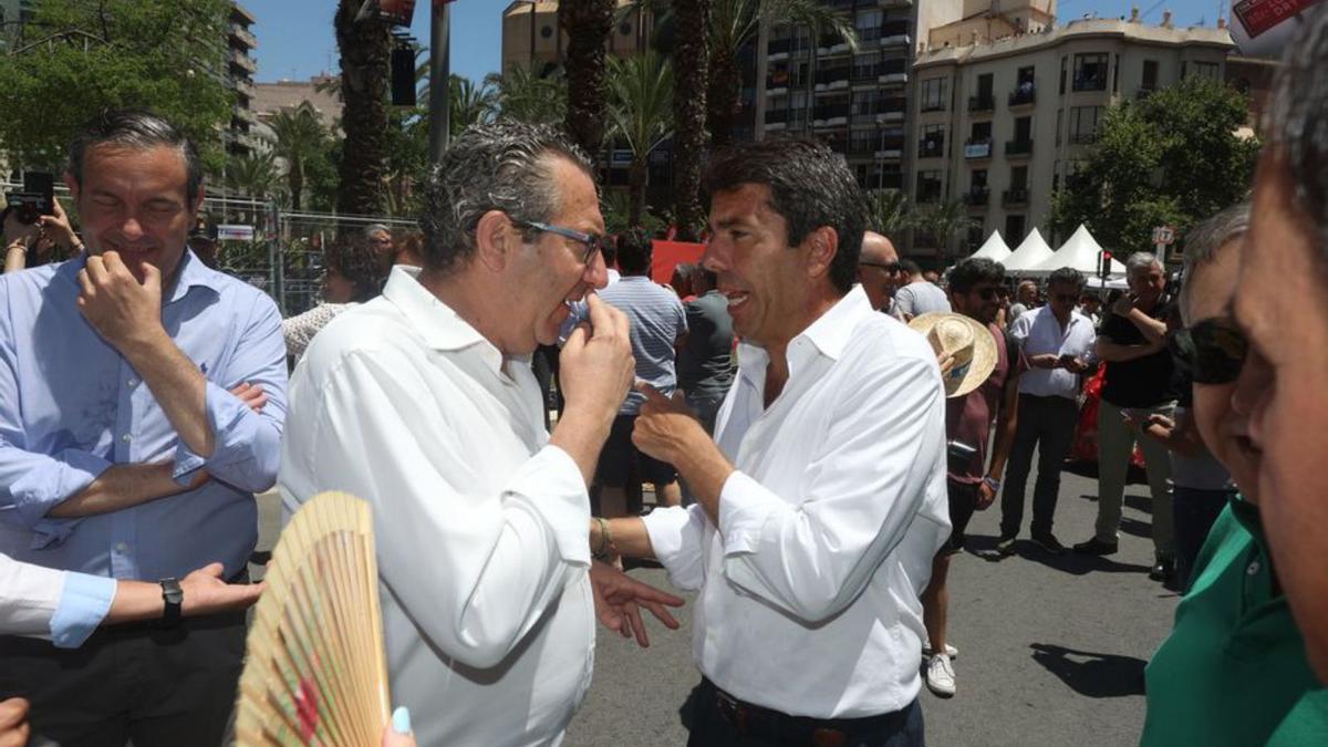 Toni Pérez y Carlos Mazón hablan antes de la mascletà | JOSE NAVARRO