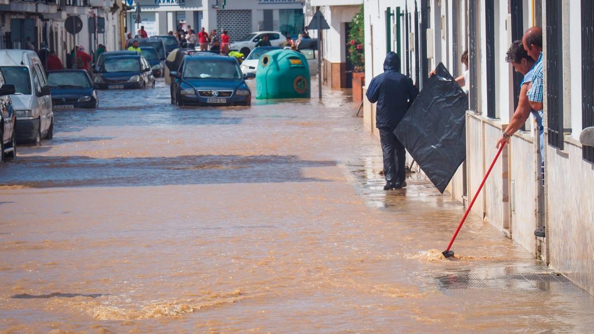 Calle de Lepe inundada tras el paso de la última DANA.
