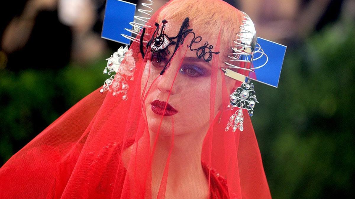 La virgen Katy Perry en la Gala Met 2017