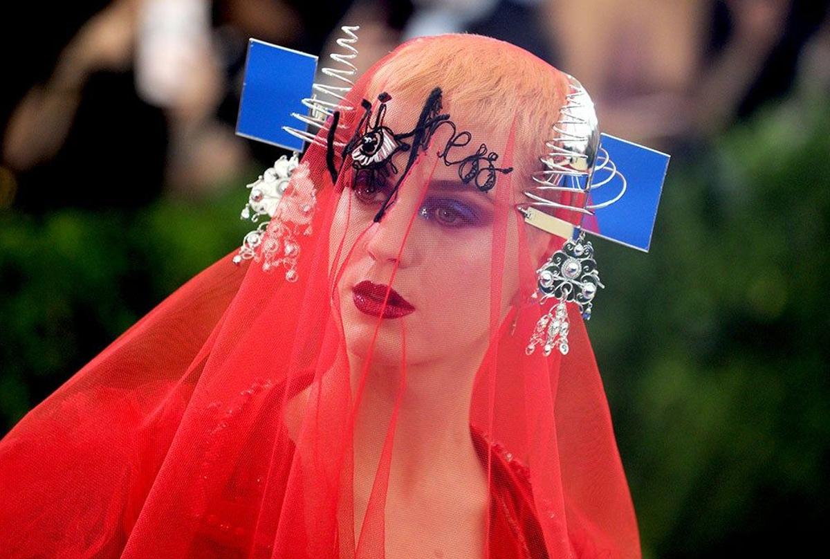 La virgen Katy Perry en la Gala Met 2017