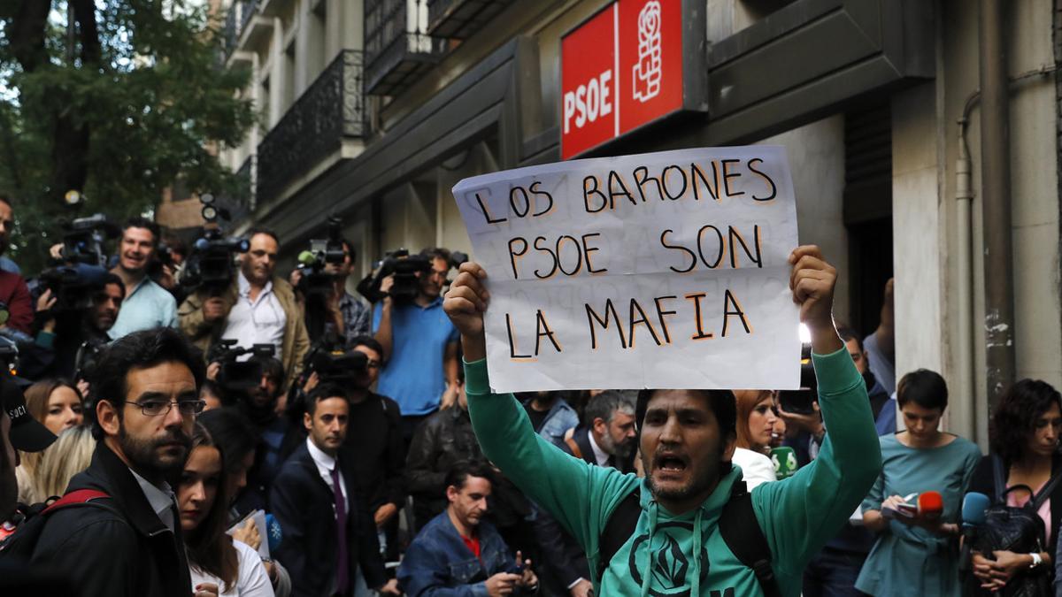 &quot;Los barones PSOE son la mafia&quot;, la pancarta que portaba el activista Lagarder Danciu.