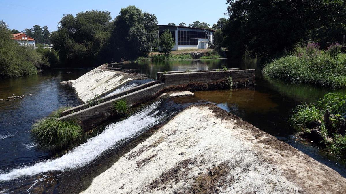 La presa de captación de agua de O Salnés en el Umia hace unos días.
