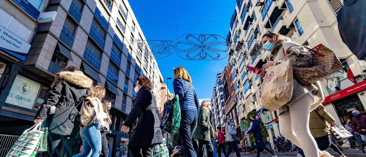 Compradores cargados de bolsas en la avenida de Maisonnave de Alicante, estas navidades.  | DAVID REVENGA