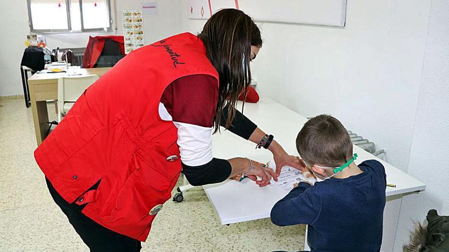 Toma de temperatura e hidrogel a la entrada del punto de presencia local en Bermillo, donde se imparte la actividad de Cruz Roja con escolares. | Cedida