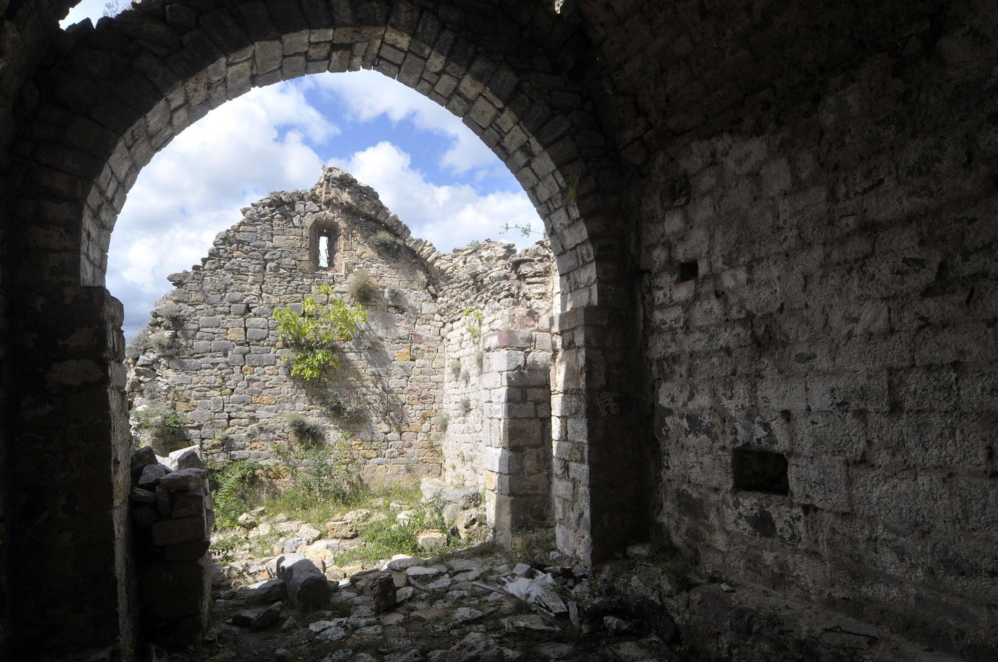 L'església de Sant Cristòfol dels Horts es troba en plena consolidació.JPG