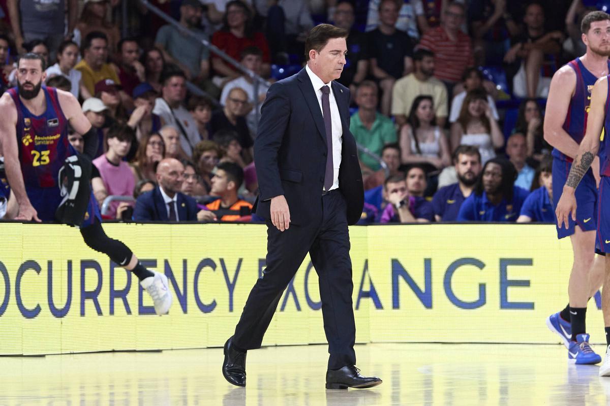 Xavi Pascual abandona la pista entre los pitos de la hinchada.