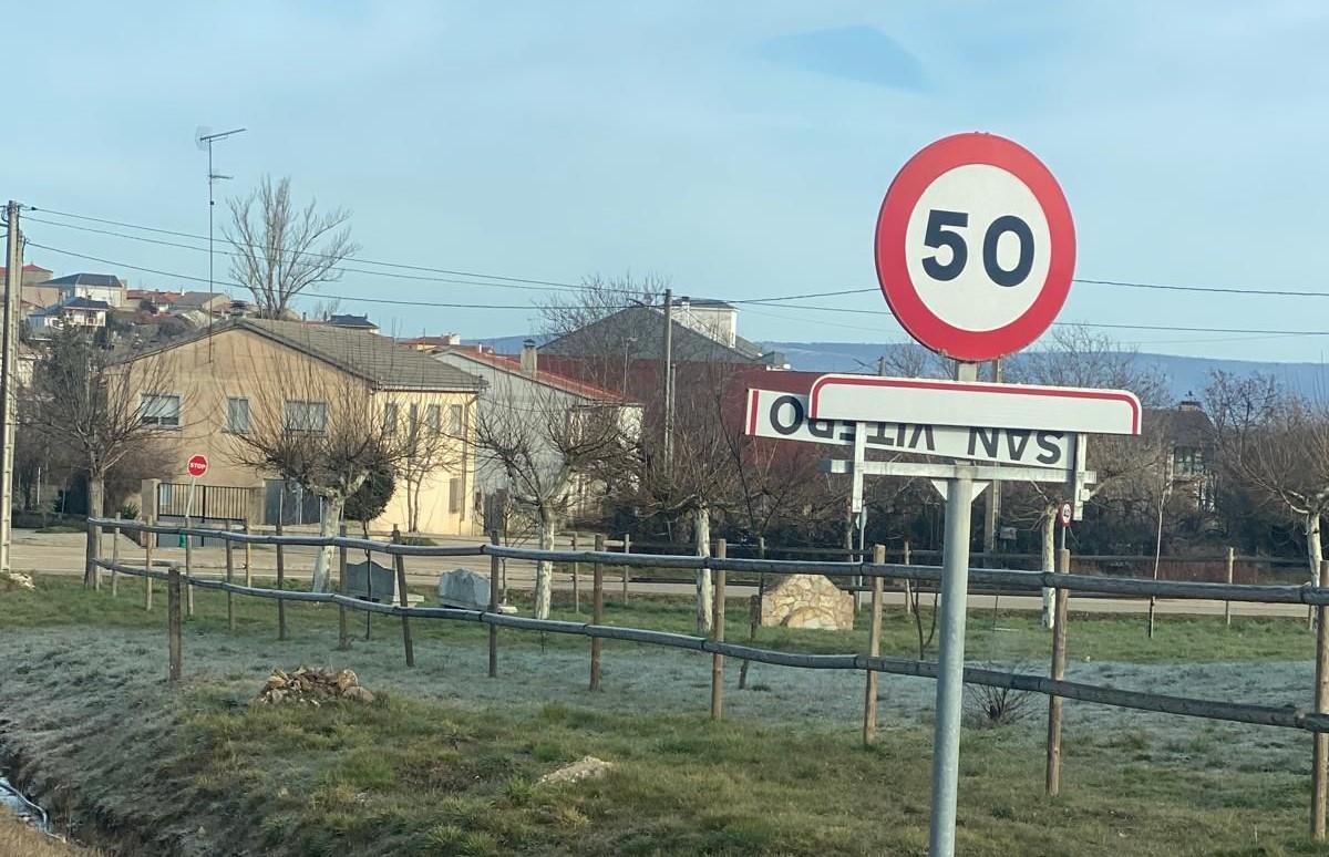 Los pueblos de Zamora, del revés: la protesta de los agricultores que pone "patas arriba" los letreros Los pueblos de Zamora, del revés: la protesta de los agricultores que pone "patas arriba" los letreros