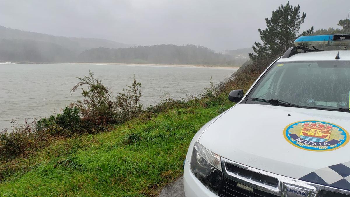 Vehículo de la Policía Local de Muxía en la zona en la que se desplegó el operativo de búsqueda este jueves.