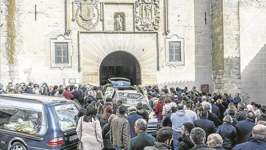 Multitudinario adiós al niño que se ahogó en una piscina cerca de Trujillo