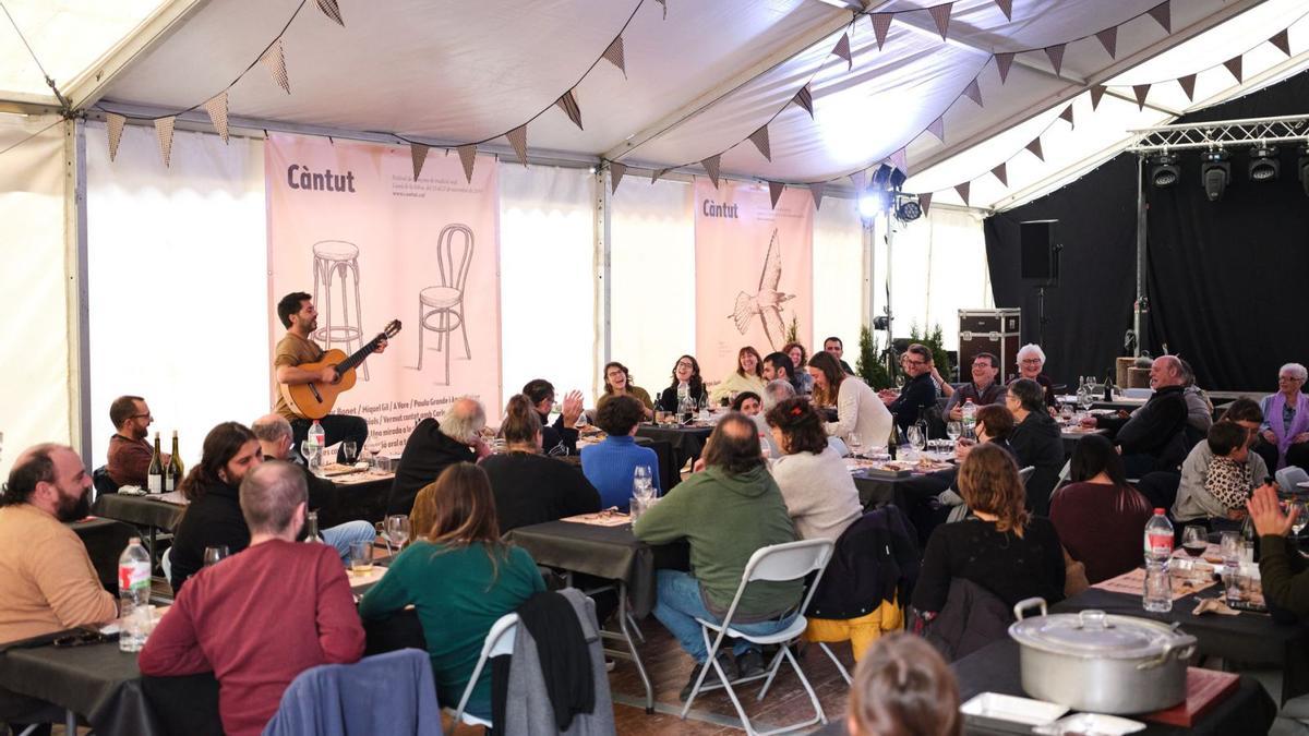 6 Un Dinar de Cantadors, una cita habitual del festival que convida a cantar els comensals d’un àpat. F  | CÀNTUT 