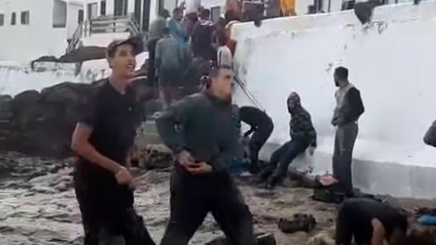 Graban impactados la llegada de una patera a un pueblo costero de Lanzarote