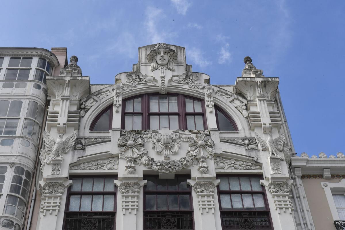 La Casa Arambillet, en la Plaza de Lugo, uno de los edificios modernistas de A Coruña.