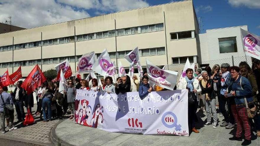 La protesta de los trabajadores delante del geriátrico de Barreiro. // Marta G. Brea