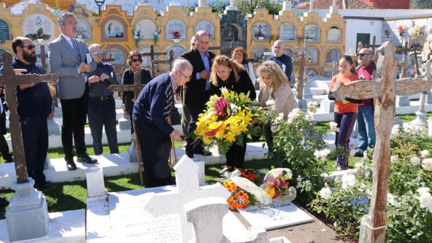 Agustín Espinosa, hijo del autor, y las ediles de Educación y Cultura depositan flores en la tumba del escritor.