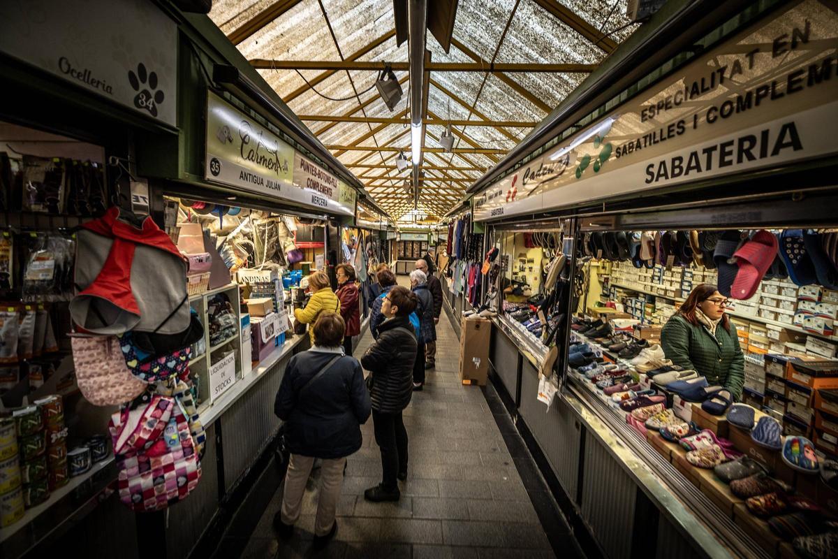 Una imagen de archivo de las paradas exteriores del mercado de Collblanc.