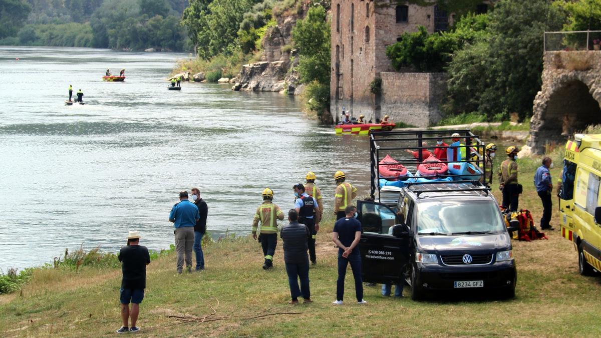 Els efectius d’emergències treballant en el punt on es fa la recerca del jove desaparegut al riu Ebre a l'alçada de Miravet
