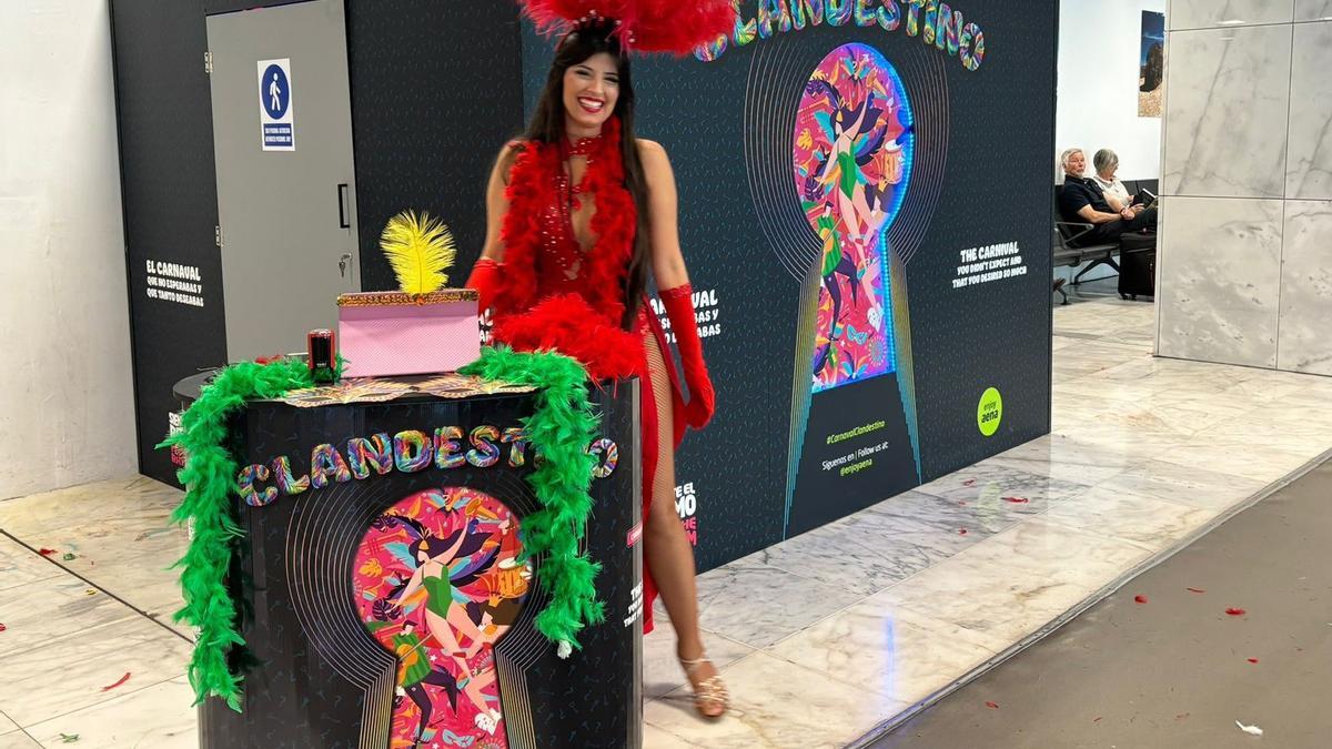 Los aeropuertos canarios dan la bienvenida a los pasajeros con el 'Carnaval Clandestino'