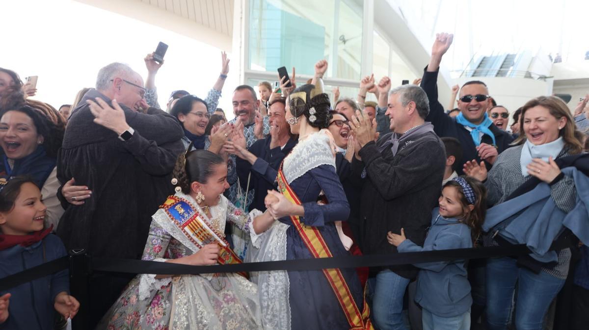 L' Antiga festeja su tercer triunfo consecutivo del Ninot Indultat