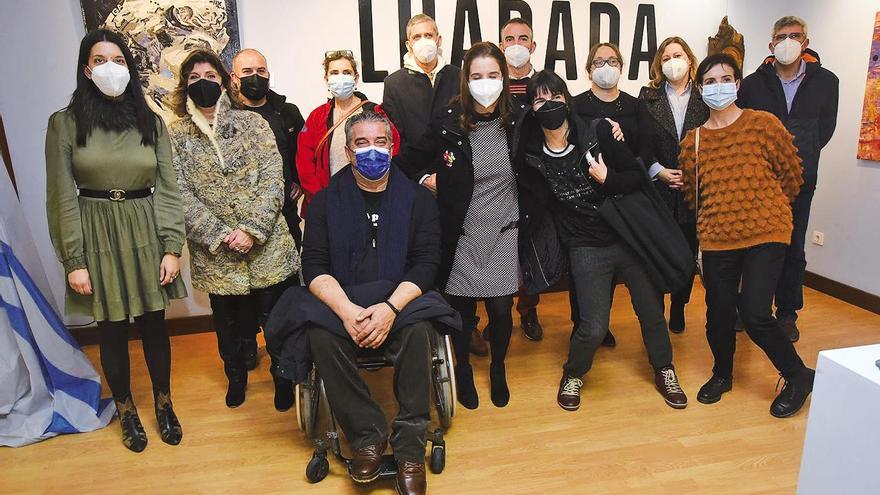 OS PROTAGONISTAS. A edil María Sampedro, esquerda, con algúns dos artistas que expoñen en Ribeira.