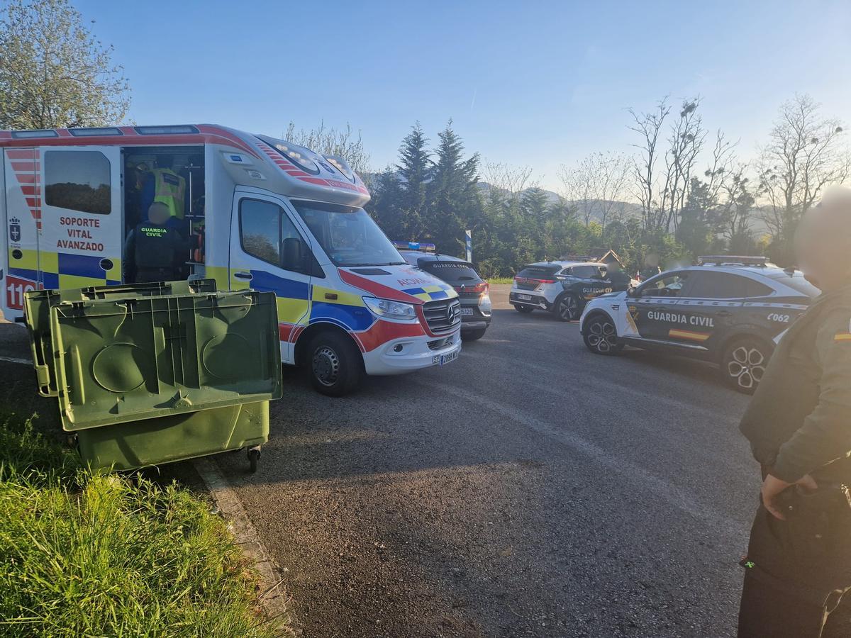 Patrullas de la Guardia Civil y una ambulancia en el lugar de los hechos.