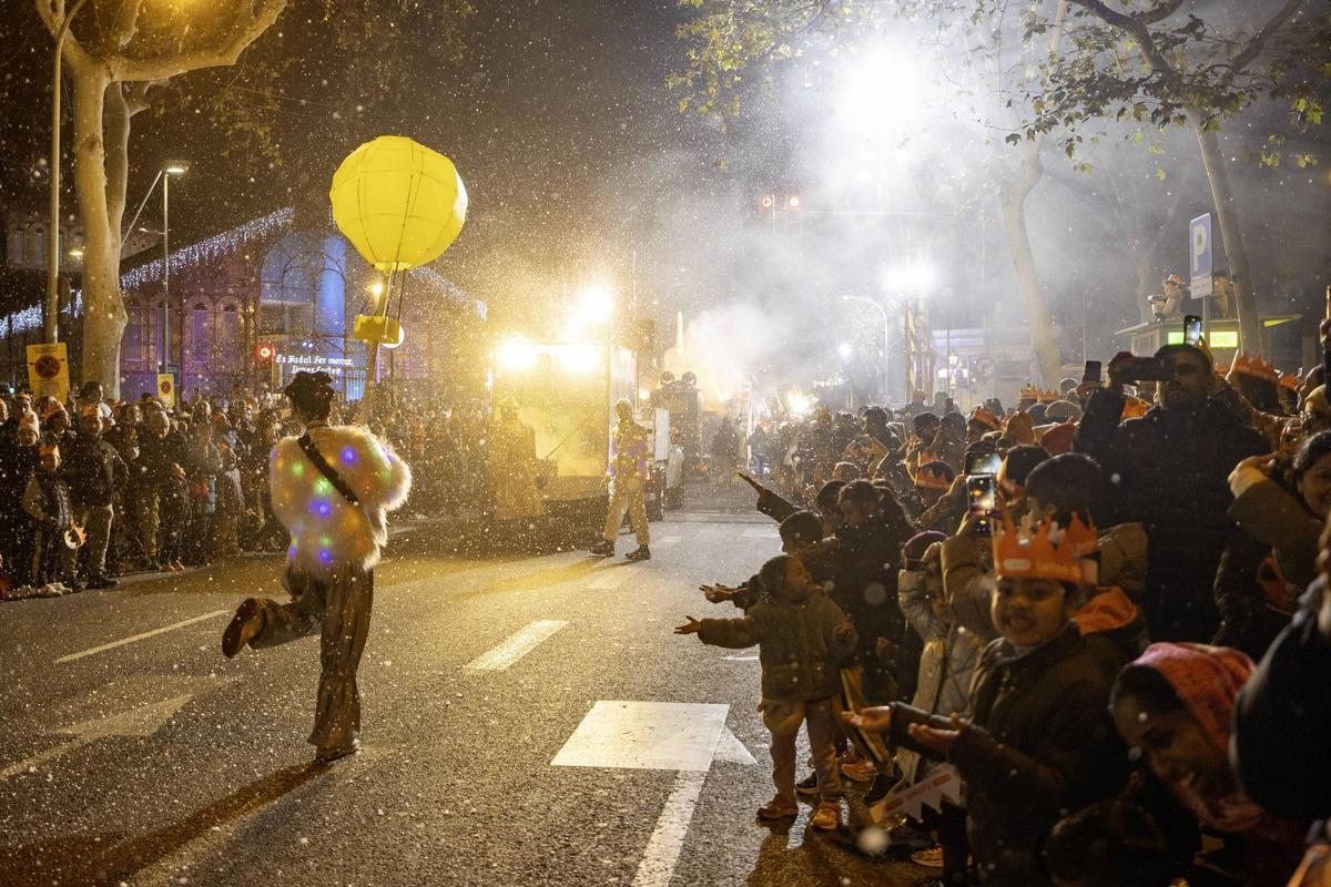 Miles de personas colman la costa de Barcelona para dar la bienvenida a los Reyes Magos
