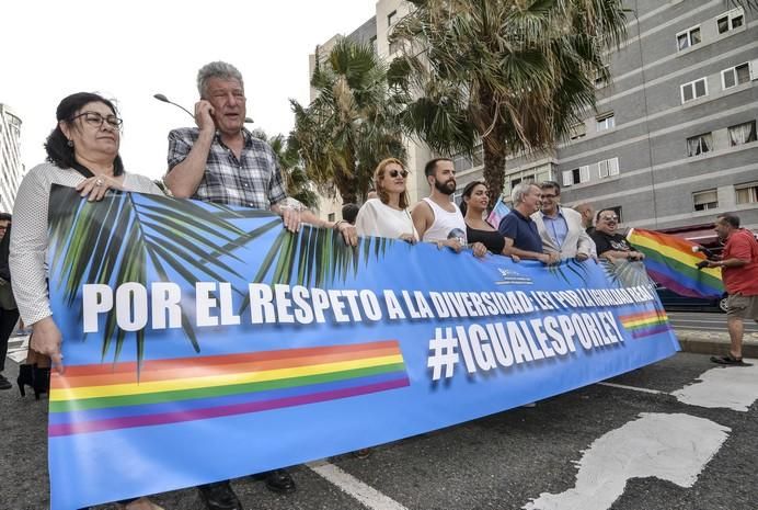 LAS PALMAS DE GRAN CANARIA A 24/06/2017. Este 2017 el lema del orgullo está vinculado a la demanda de la Ley de Igualdad LGTBI que combata los flecos pendientes para la igualdad legal y real. La manifestación discurrió por la avenida de Mesa y López hasta Santa Catalina. FOTO: J.PÉREZ CURBELO