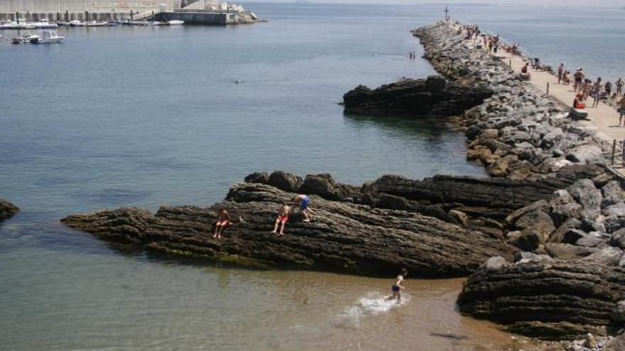 Bañistas en la zona conocida como «la piscina», en la margen izquierda de Palmera.