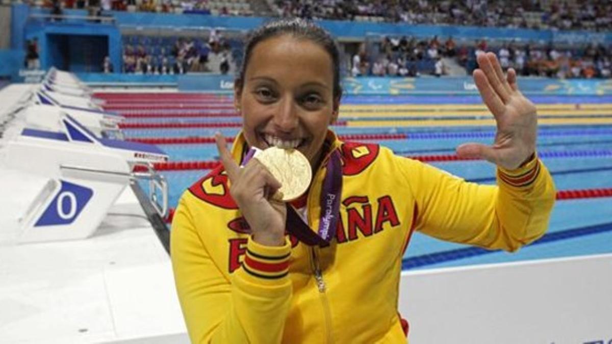Teresa Perales muestra su oro olímpico.