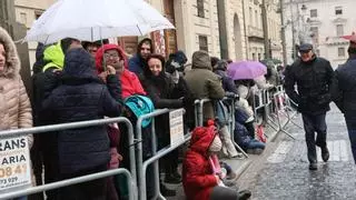 Más de 200 personas esperan en la plaza de España de Alcoy el inicio de la Cabalgata de Reyes