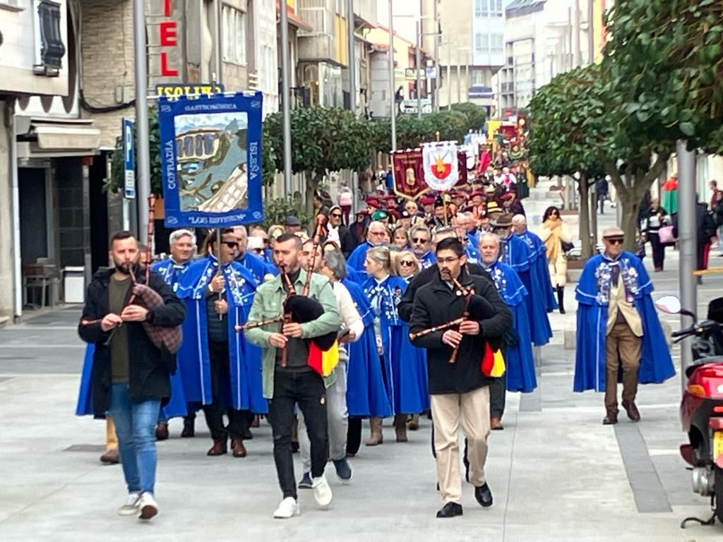 Así desfilaron los cofrades participantes en el XXXI Capítulo da Cofradía do Centolo Larpeiro, en O Grove.