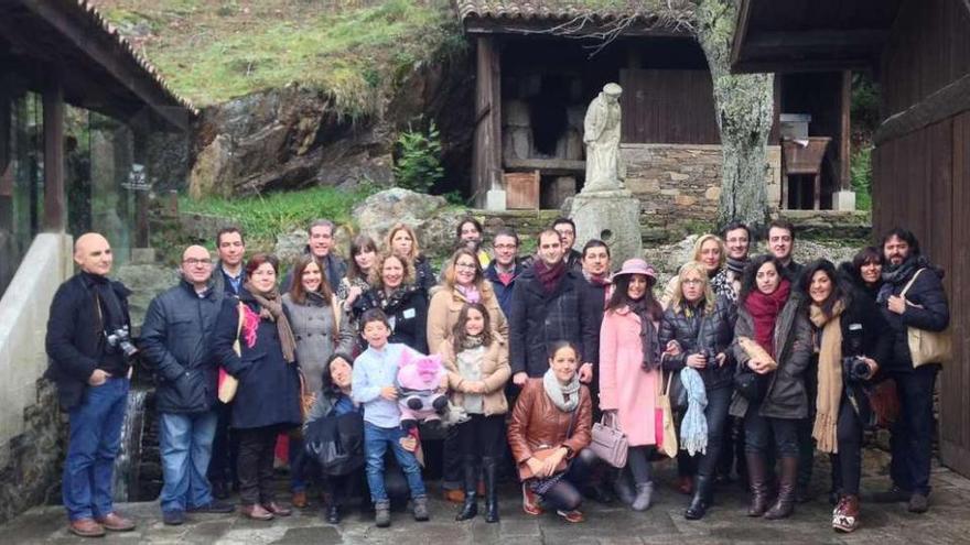 Los blogueros, ayer, durante su visita al Muíño de Cuíña, situado en la parroquia de Prado.