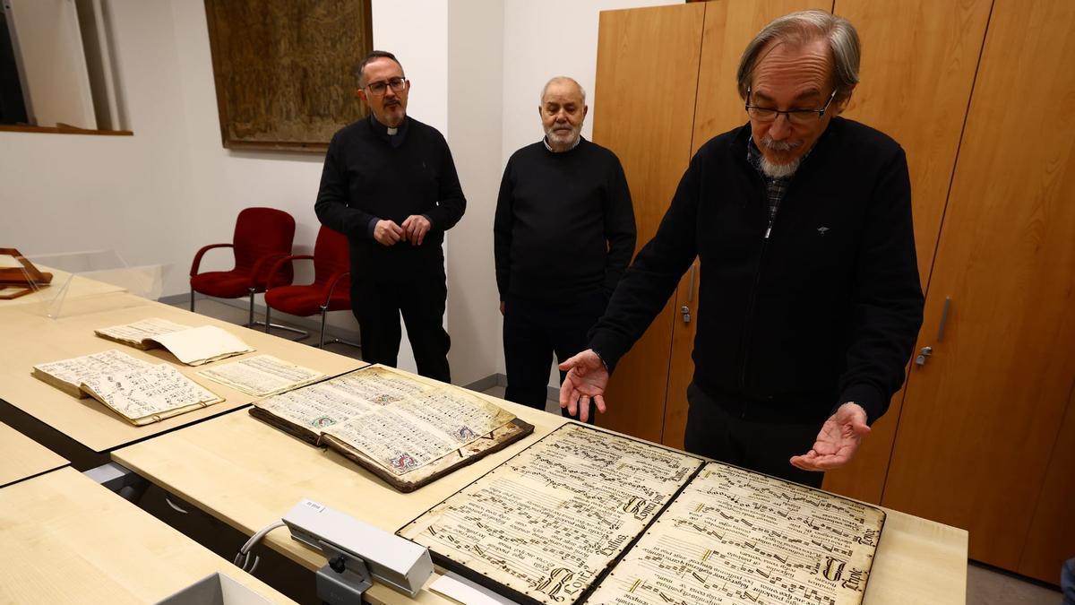 El portavoz del Cabildo, José Antonio Calvo, el canónigo archivero, Isidoro Miguel García, y el técnico responsable del archivo musical, Luis Antonio González, este martes en las nuevas instalaciones. / JAIME GALINDO