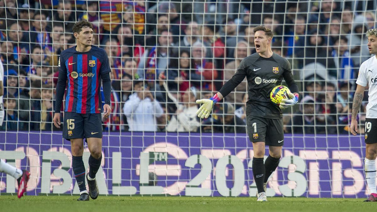 Ter Stegen empujando al equipo en los minutos finales contra el Valencia