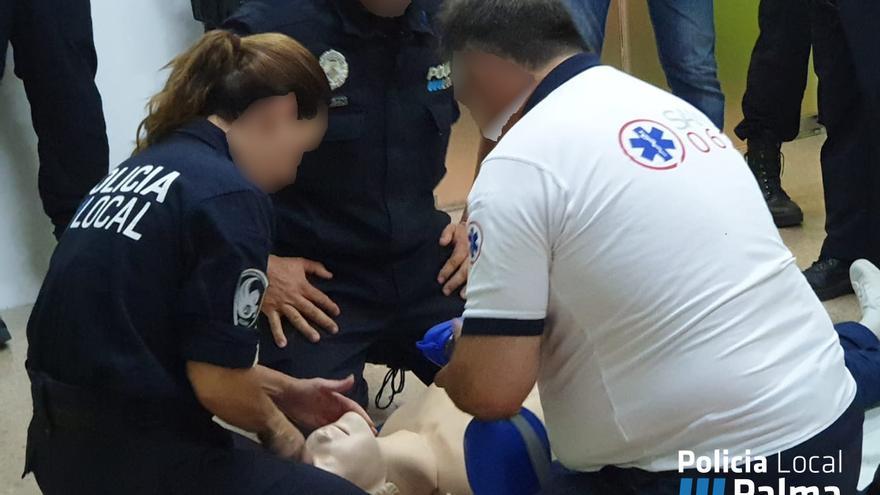 Varios policías de Palma libres de servicio asisten a un hombre que sufrió un infarto jugando al pádel