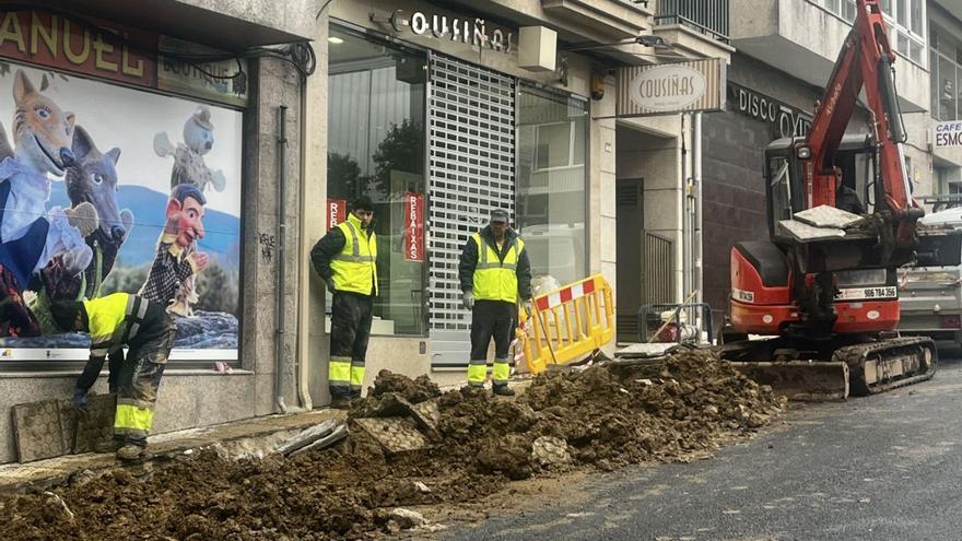 Los vecinos de la rúa Pintor Laxeiro urgen el cambio de tuberías