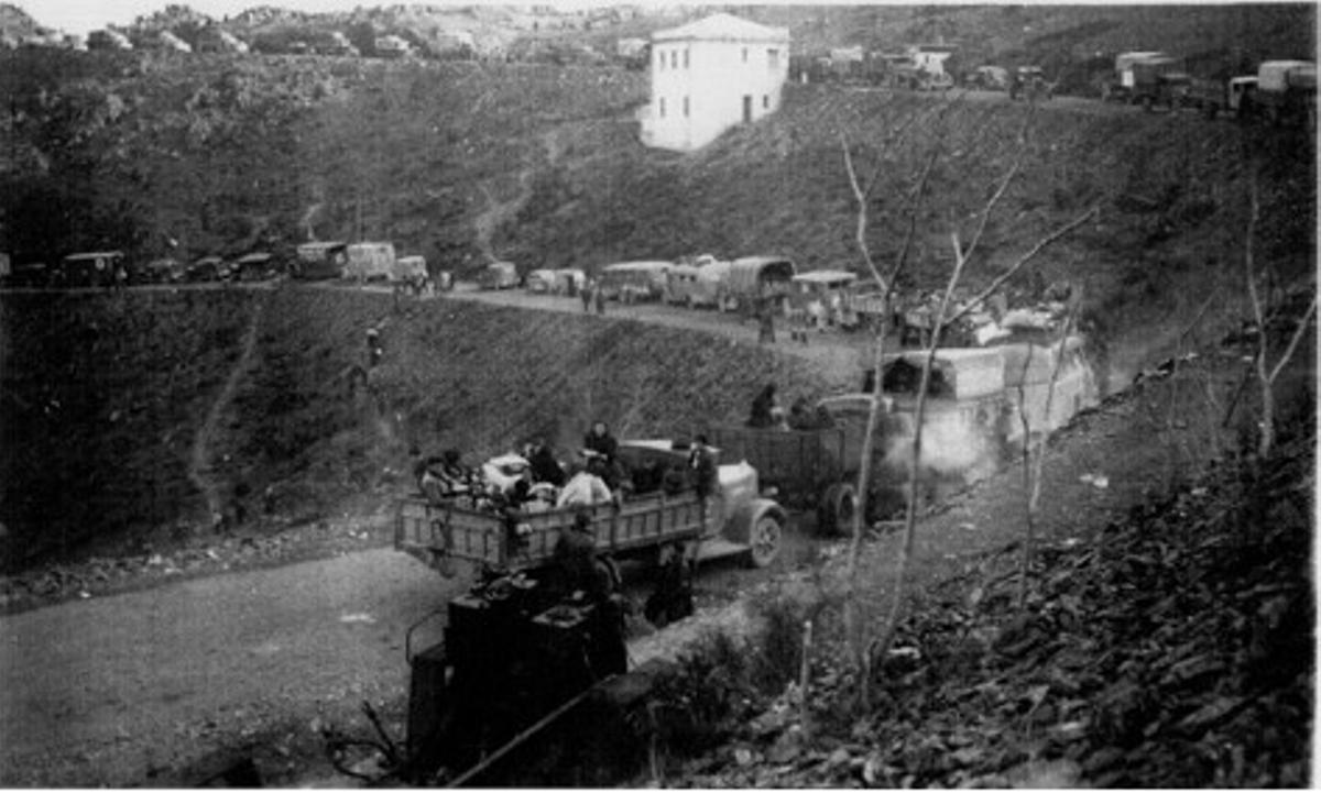 Caravana de vehicles a la carretera de Portbou al Coll dels Belitres, camí de l’exili.