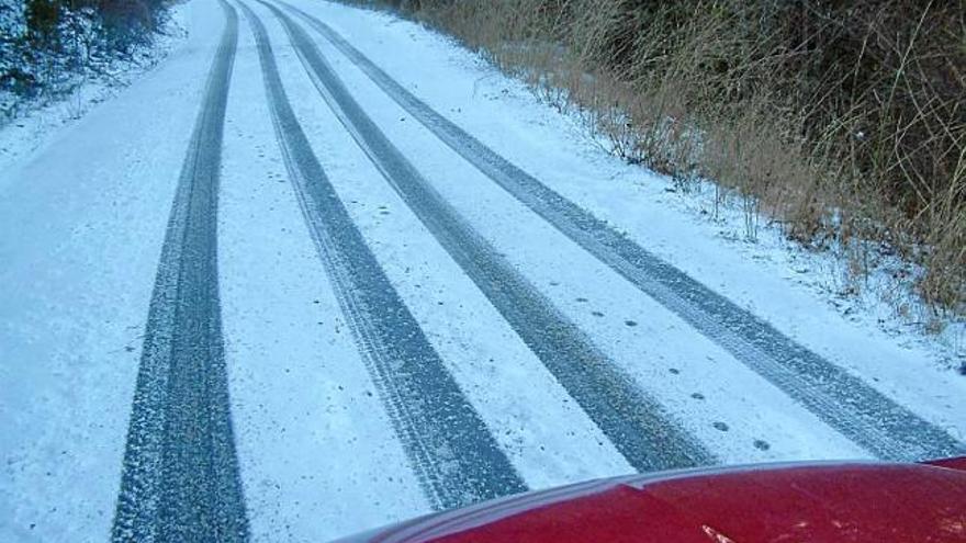 Neu i glaç a la pista d&#039;accés a Gisclareny, el 2005