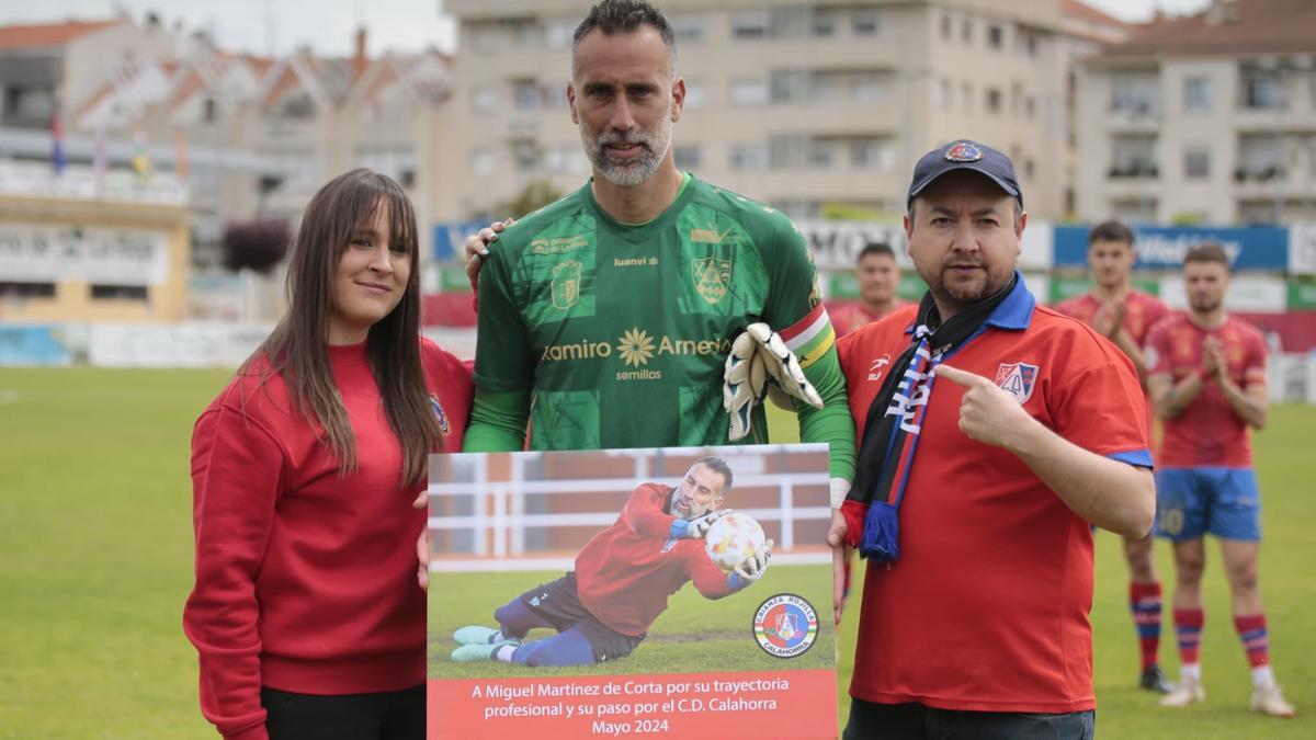 Miguel Martínez, junto a los miembros de la peña Crianza Rojilla, que le hicieron un regalo el domingo en su despedida del fútbol.