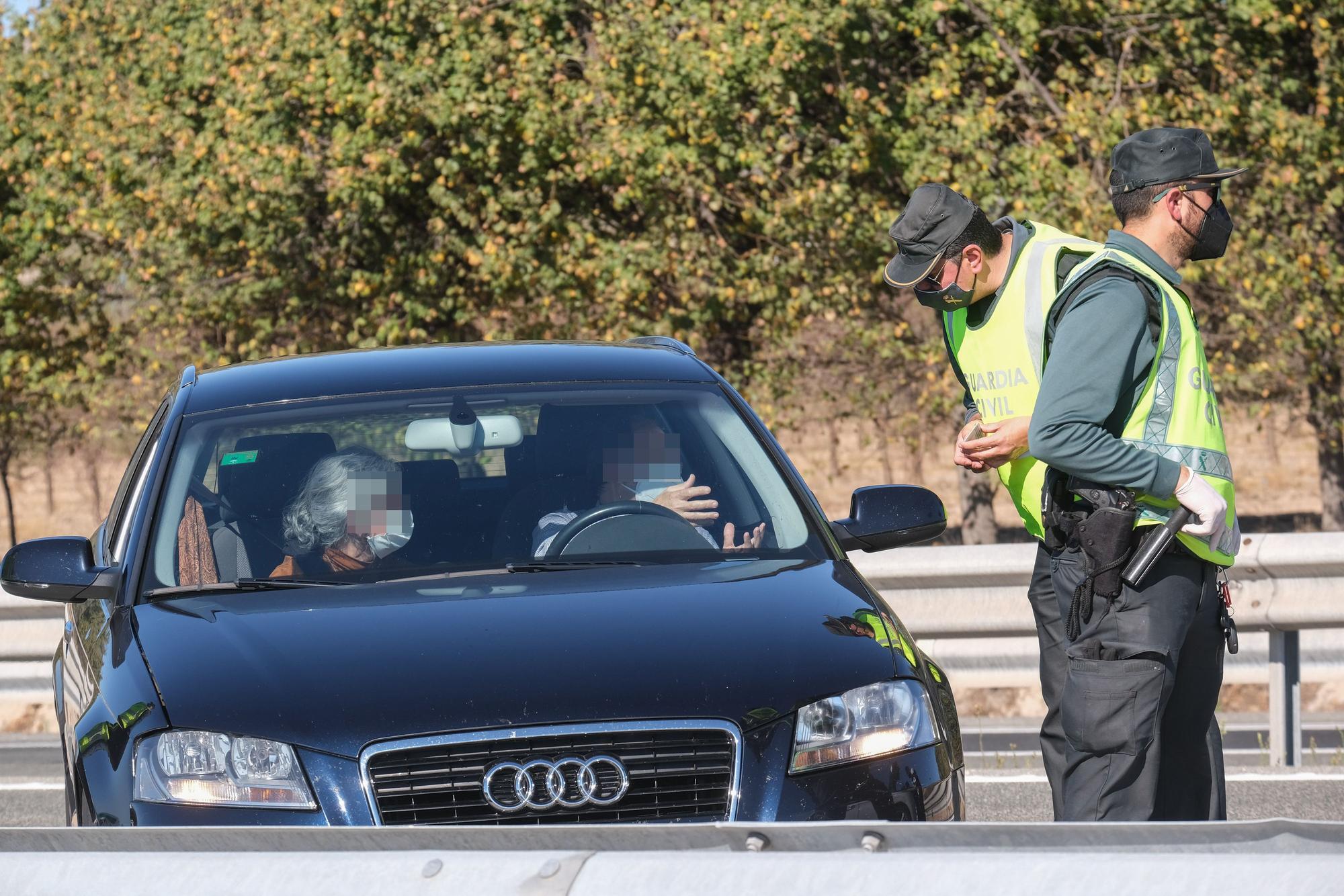 Controles en la autovía tras el cierre perimetral de la Comunidad Valenciana