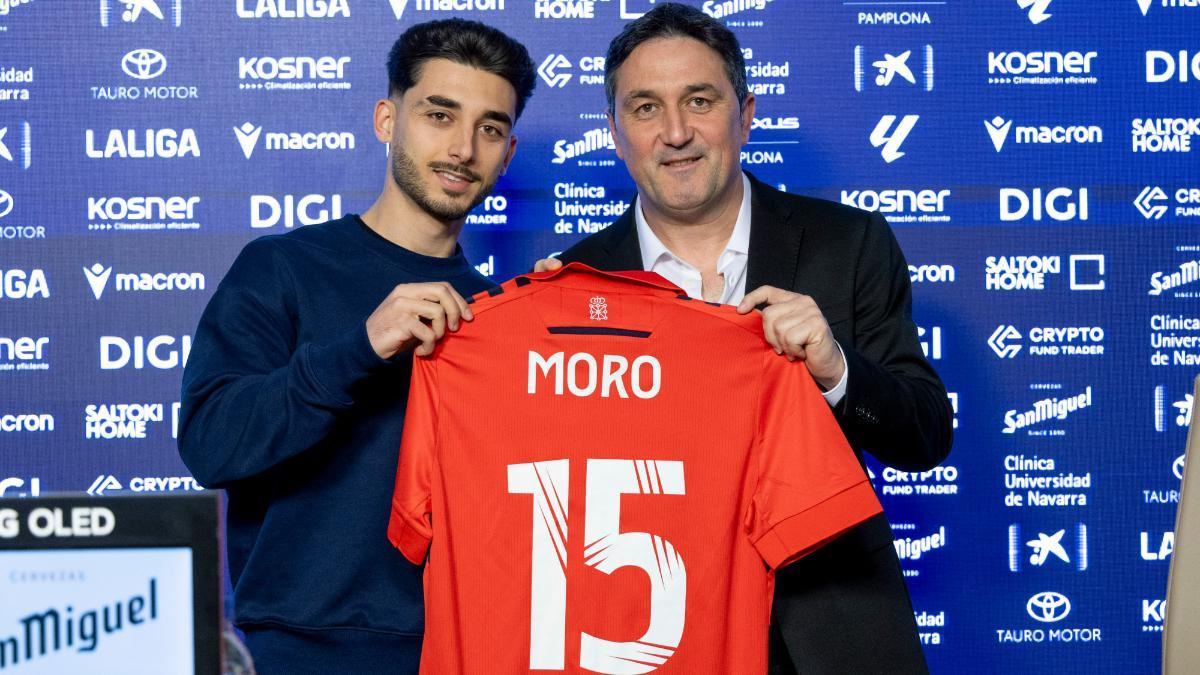 Raúl Moro posa junto a Braulio Vázquez, director deportivo de Osasuna