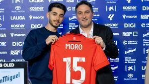 Raúl Moro posa junto a Braulio Vázquez, director deportivo de Osasuna