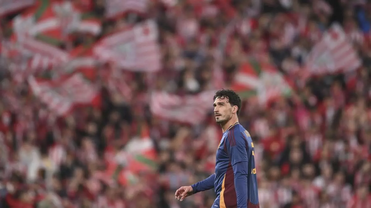 Hummels implora perd車n: "Mi est迆pido error ha costado el sue?o a la Roma"