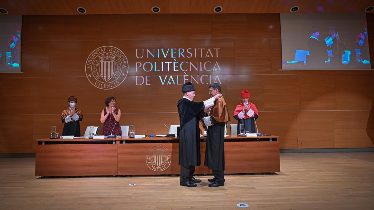 José Capella coloca la medalla de la UPV a Francisco Mora.