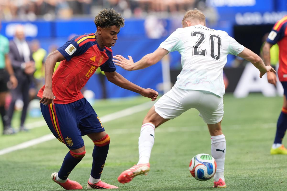 Yamal intenta driblar a Konrad Laimer Yamal intenta driblar a Konrad Laimer