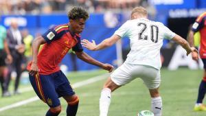 GR4087. LOS ÁNGELES (ESTADOS UNIDOS), 02/07/2026.- Lamine Yamal (i) de España disputa un balón con Konrad Laimer de Austria este jueves, en un partido de los dieciseisavos de final del Mundial de la FIFA 2026 entre España y Austria en el estadio SoFi en Los Ángeles (Estados Unidos). EFE/ Omar Alonso