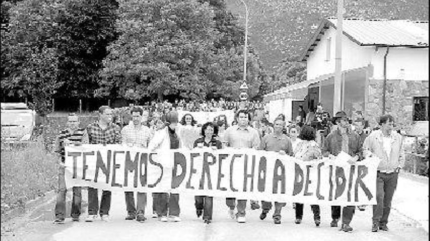 Cabecera de la manifestación, ayer, en Posada.